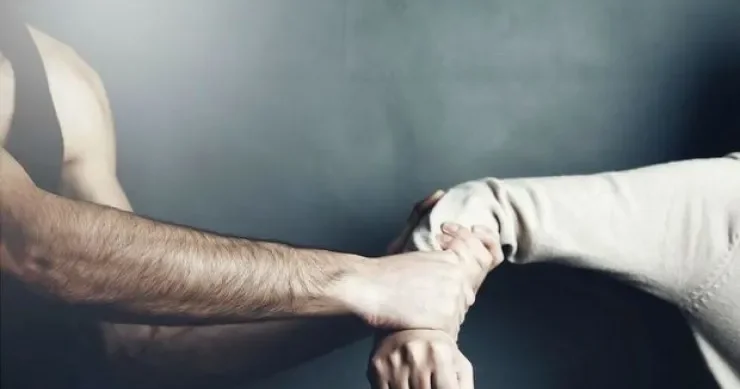 Bakıda səfirlik qarşısında İNSİDENT: sən xoruzsan sözünə görə qadının qolunu qırdı