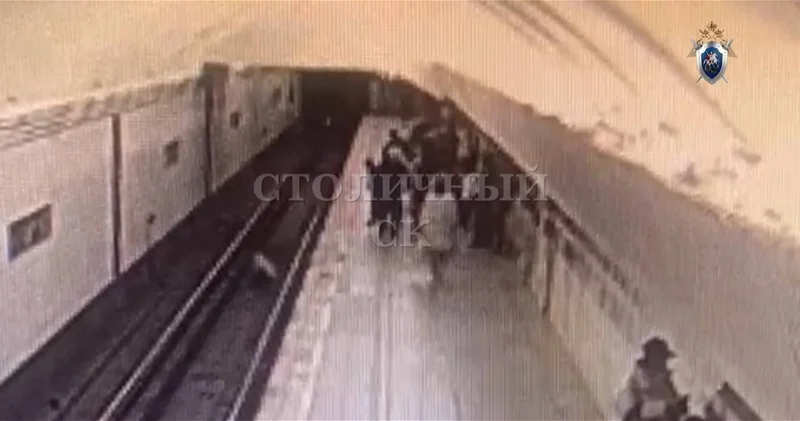 В Москве пенсионерка в метро столкнула 13 летнюю девочку на рельсы ВИДЕО