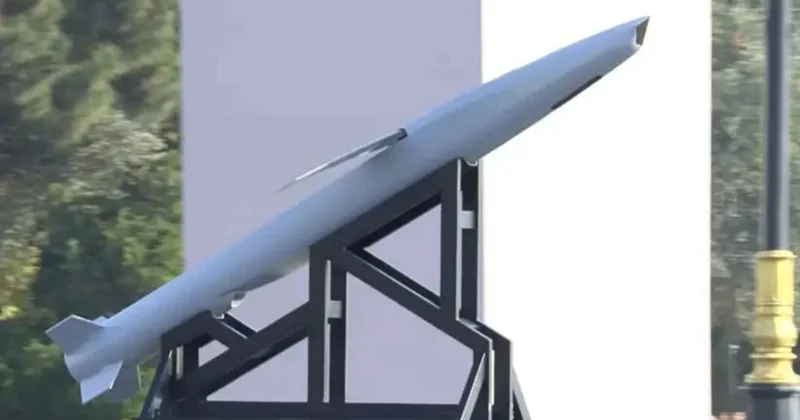 Arsenala qəbul edilən bu raket ilk dəfə paradda göstərildi