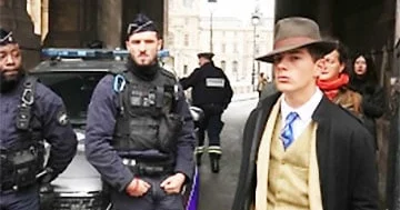 Soyğun günü Luvrda olan “şlyapalı kişi”nin kimliyi məlum olub...