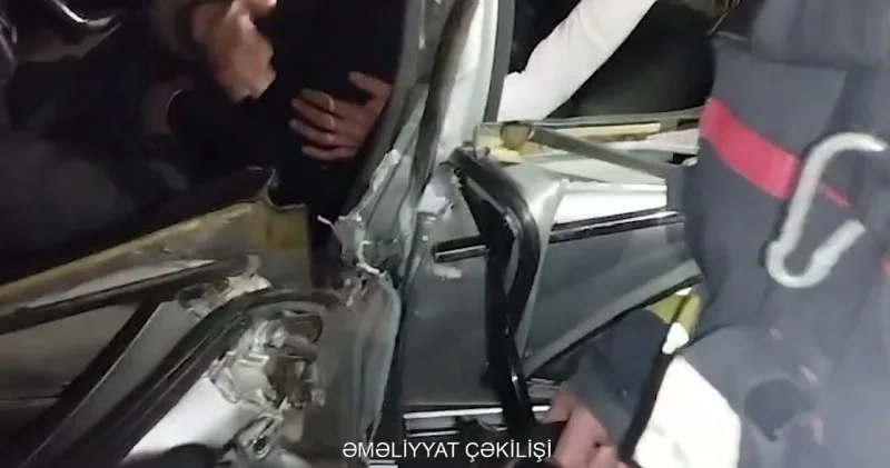 Mersedes Chevroletlə toqquşdu 1 nəfər avtomobildə sıxılı vəziyyətdə qaldı