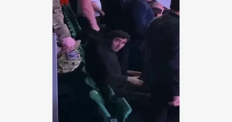 Himn oxunanda ayağa qalxmayan miqranta görün nə etdilər? VİDEO