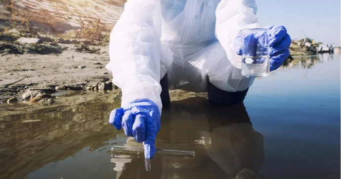 Saya oturmuş gəmidən 4 min litr yanacaq sızdı