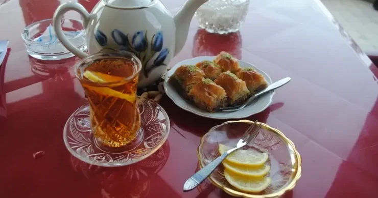 Bakıda çay evindən OĞURLUQ