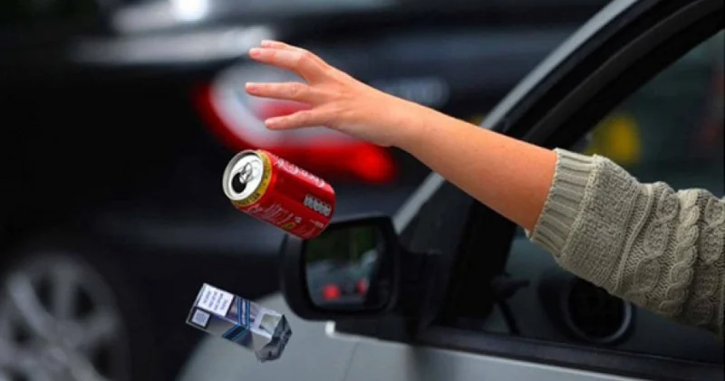 Avtomobildən bayıra atılan əşya...