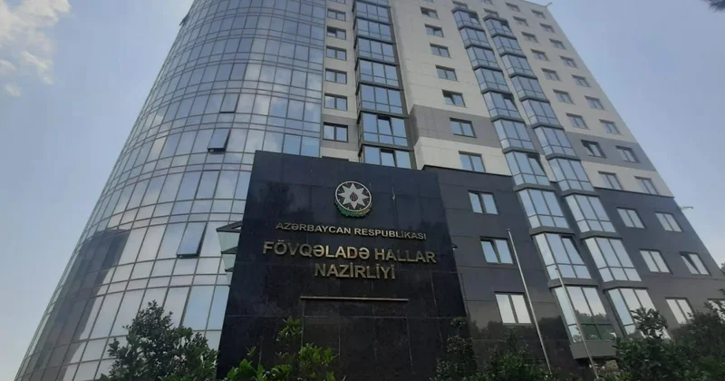 Спасатели МЧС извлекли человека из покореженного автомобиля после ДТП Minval Politika