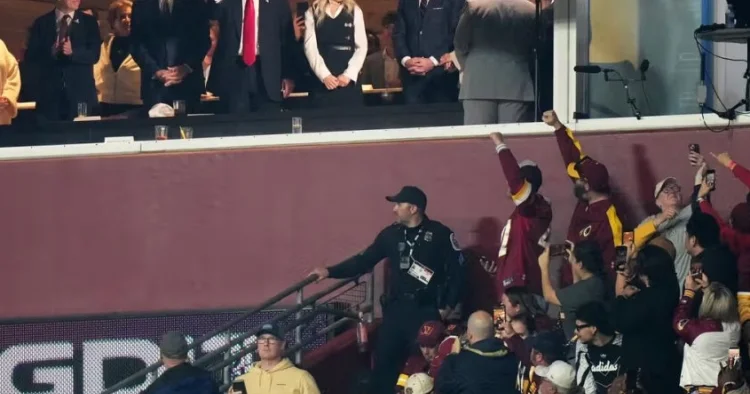 Tramp stadionda fitə basılıb