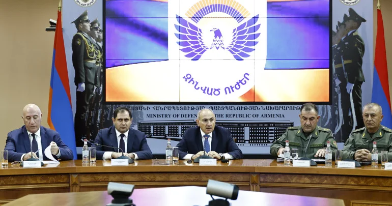 Paşinyan ordunun yüksək rütbəli rəsmilərini topladı