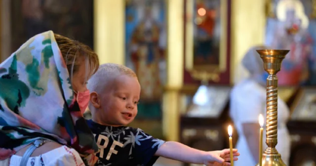 Surroqat ananın uşağı valideynlərin tövbəsi ilə vəftiz olunur...