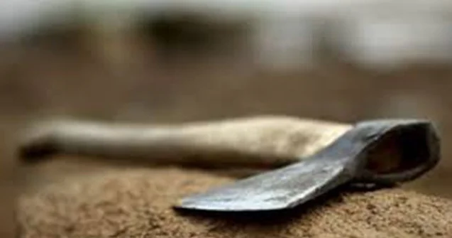 Qubada 34 yaşlı kişi baltalandı Qohumu saxlanıldı