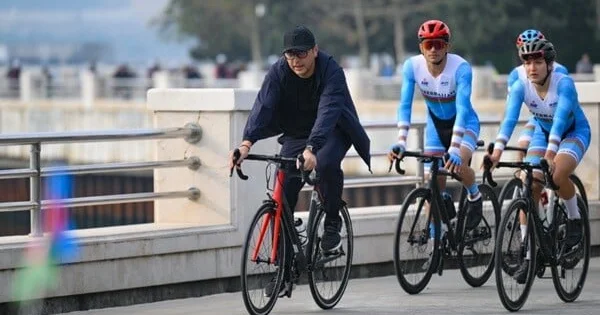 Nazir öz velosipedi ilə veloyürüşdə Foto