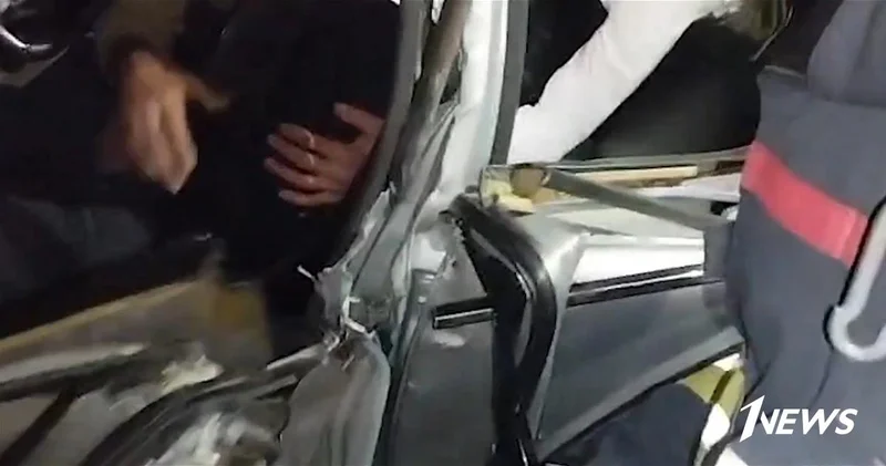 В Шекинском районе спасатели освободили водителя, зажатого в автомобиле после ДТП ВИДЕО