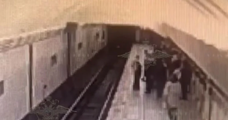 “Sakit ol” dedi, sonra itələdi Moskvada metroda dəhşət VİDEO
