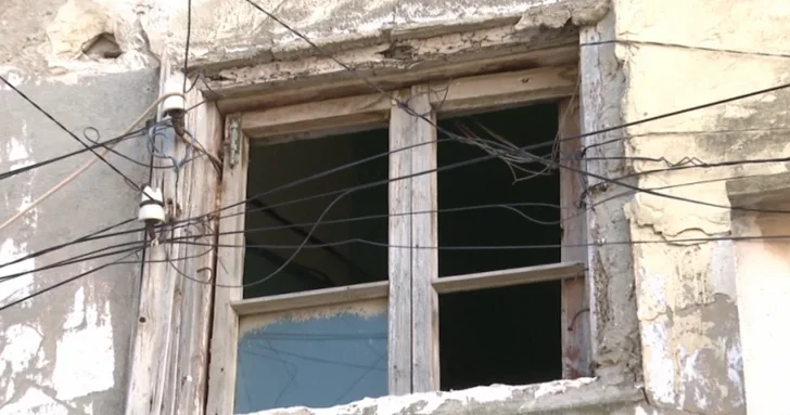 В Баку жильцы ветхого дома просят помощи: Достаточно одной спички