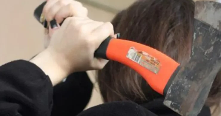 Qubada qadın qohumunu BALTALADI