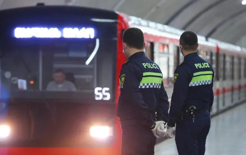 Tbilisi metrosunda dəhşətli hadisə: Relslərə düşən sərnişin həyatını itirib