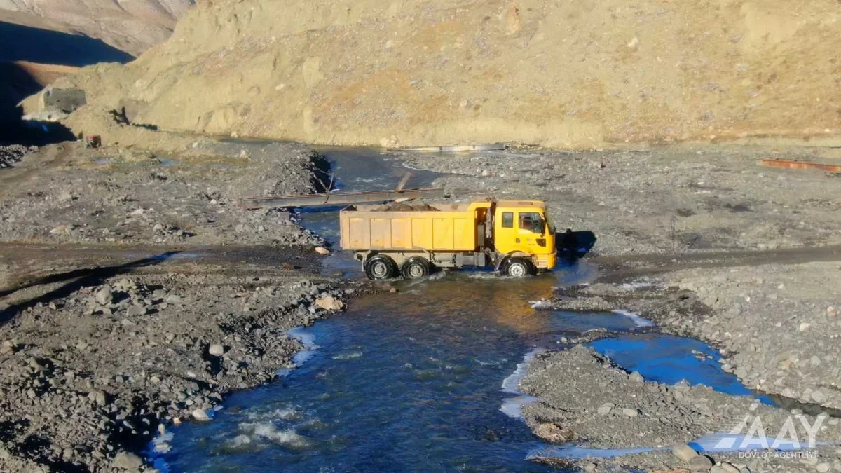 QubaXınalıq yolunda yeni körpünün inşası davam etdirilir