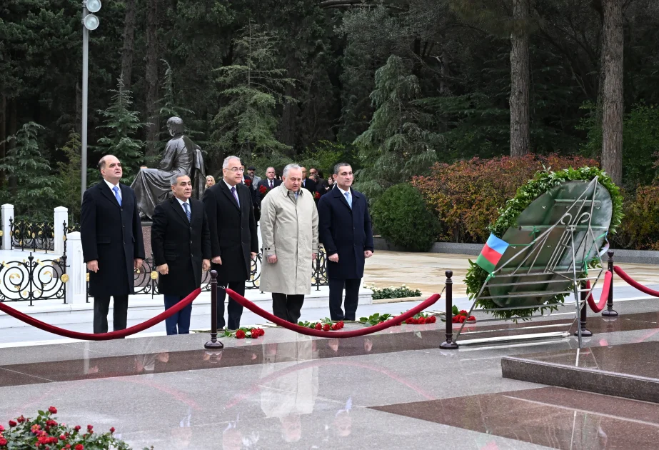 Beynəlxalq elmi konfransın iştirakçıları Fəxri xiyabanı ziyarət ediblər VİDEO AZƏRTAC