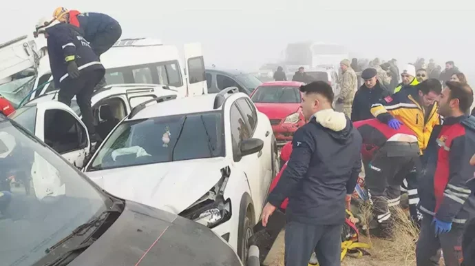 Ardarda iki zəncirvari QƏZA: 30dan çox avtomobil toqquşdu, ölənlər var FOTO YENİLƏNİB