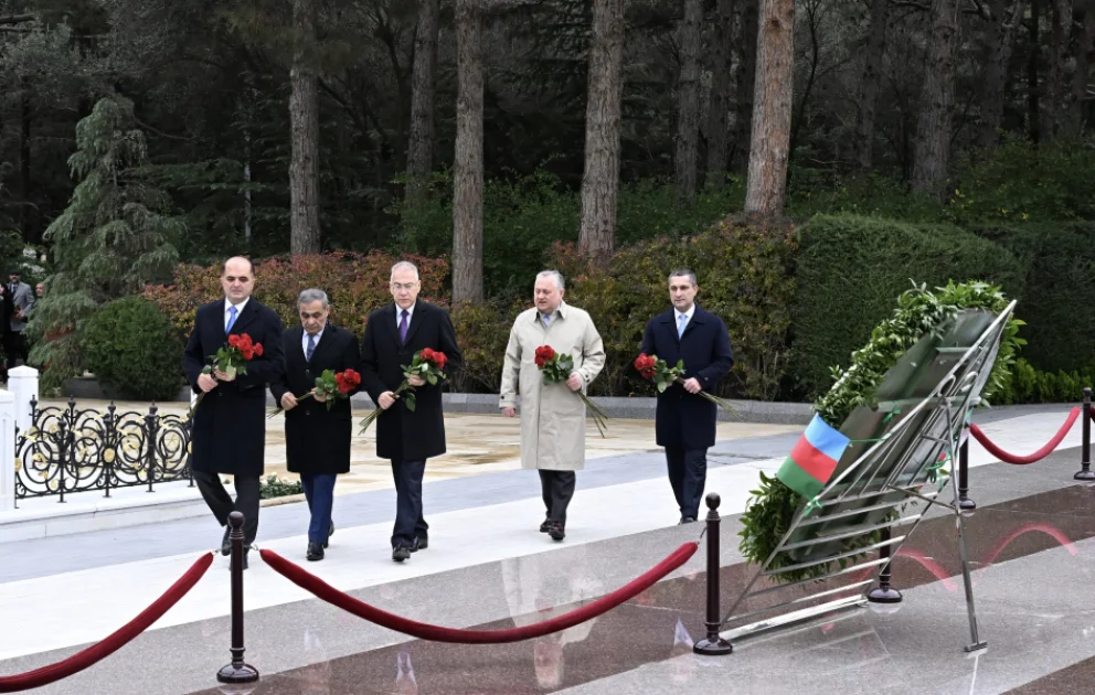 Beynəlxalq elmi konfransın iştirakçıları Fəxri xiyabanı ziyarət ediblər AZƏRTAC Video Azərbaycan Dövlət İnformasiya Agentliyi