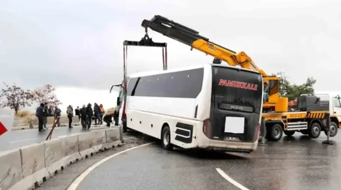 Avtobus qəzası: 5 yaralı, yol iflic oldu