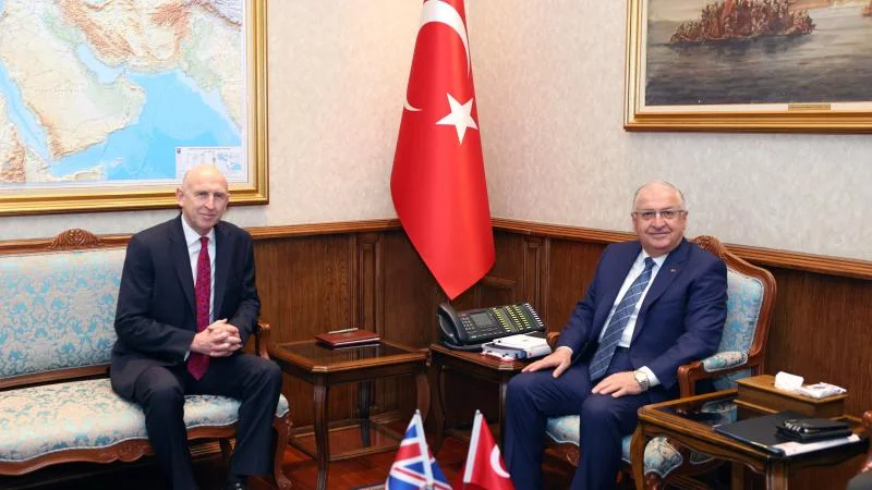 Türkiyənin müdafiə naziri ​​Böyük Britaniyalı həmkarı ilə telefonda danışıb