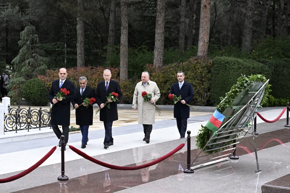 Beynəlxalq elmi konfransın iştirakçıları Fəxri xiyabanı ziyarət ediblər