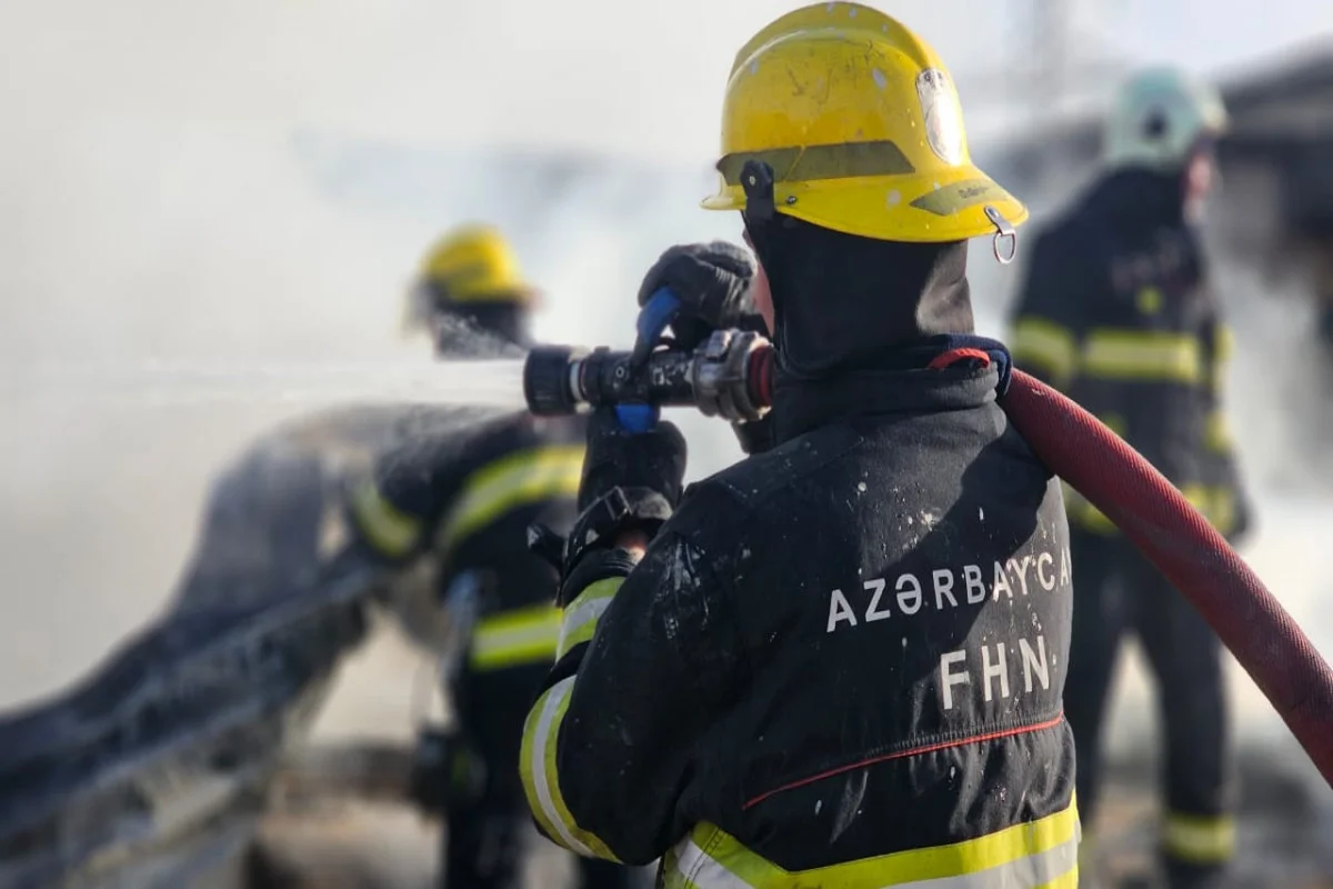 Hərbi zavodun anbarında baş vermiş yanğın araşdırılır