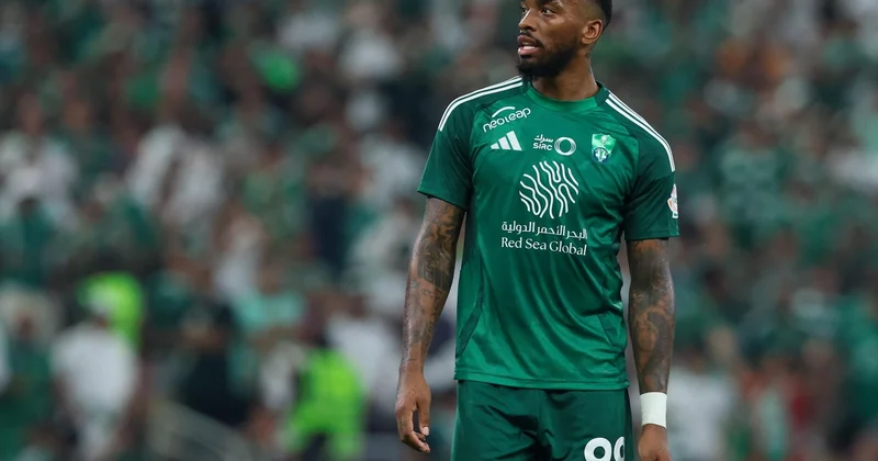 Məşhur futbolçu azarkeşə baş zərbəsi endirib?