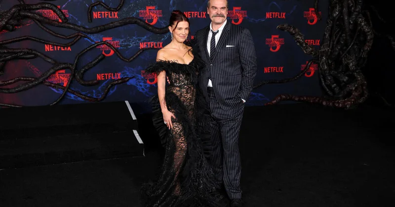 Звезду Очень странных дел засняли с мужем на прогулке с дочерью