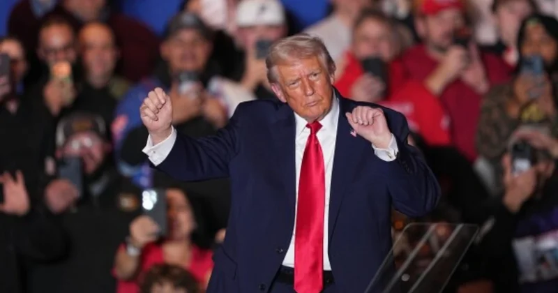 Tramp mitinqdən sonra məşhur rəqsini təkrarladı VİDEO