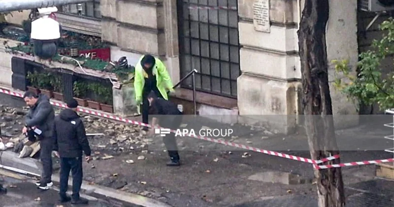 Bakıda binaların birinin eyvanı uçub VİDEO