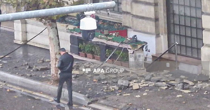 Dövlət Xidməti: Bakının mərkəzində yerləşən binanın eyvanı təbii təsirlərdən uçub