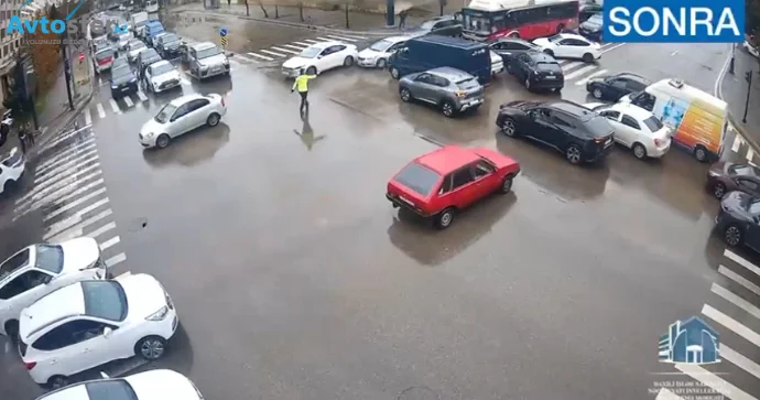 Sürücülərin yaratdığı süni tıxac; yol hərəkəti qaydalarını pozanda belə olur EKSPERT RƏYİ VİDEO