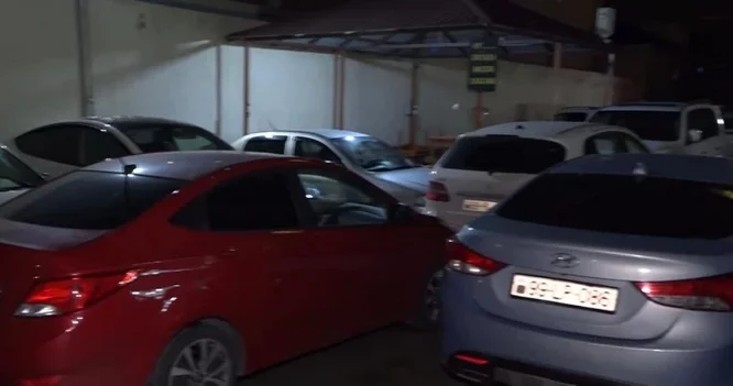 Жители дома в Ясамальском районе жалуются на платную парковку и отсутствие регистрации