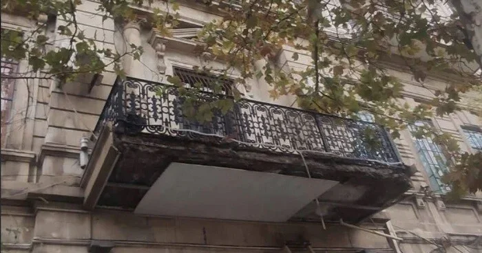 Bakıda tarixi binanın eyvanı niyə uçub? Rəsmi