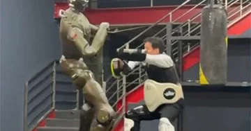 Nümayiş zamanı robot baş direktorunu yıxdı...