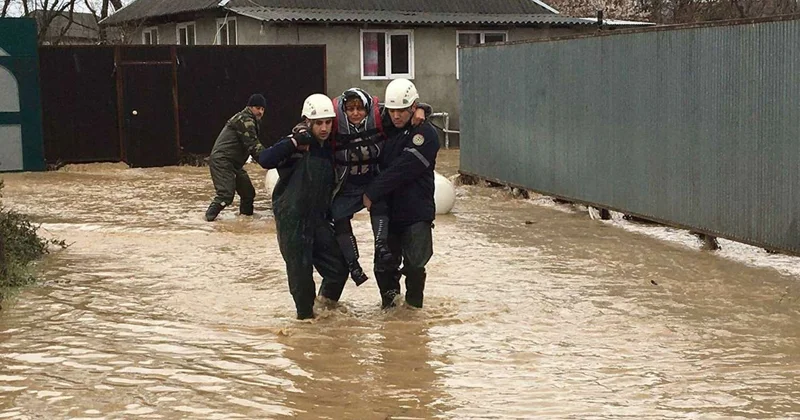 Bakıda leysan: qəsəbələri su basdı, azyaşlı yaralandı VİDEO