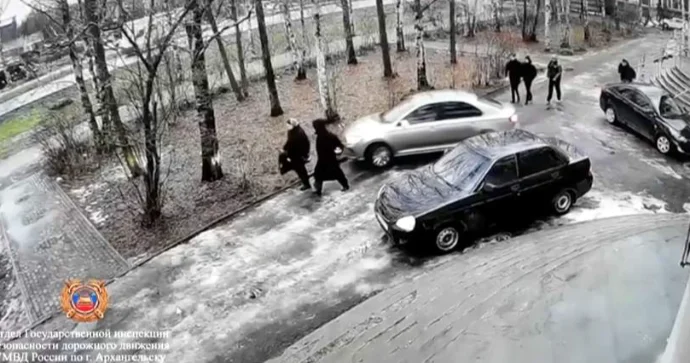 Sərxoş qadın sürücü iki qzı vurdu Qorxudan başqa maşınla da toqquşdu VİDEO