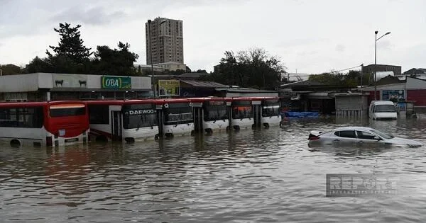 Güclü yağış: Bakıda bazarı su basdı Video