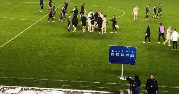 Ayaks ın baş məşqçisi oyun qaydalarını pozdu