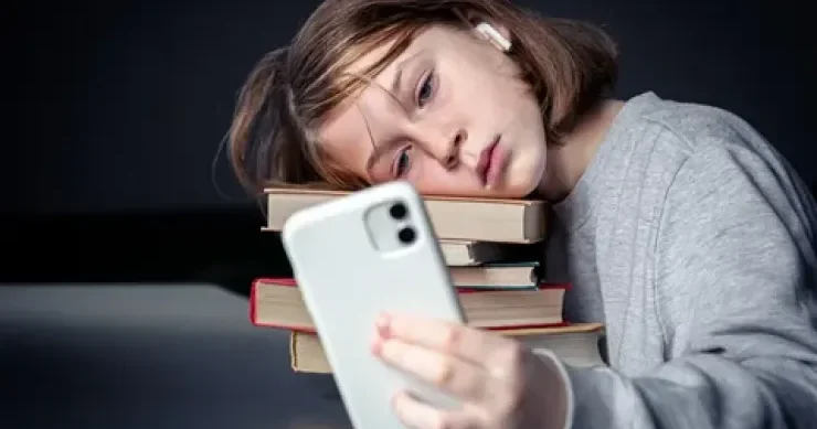 Fransada uşaq və yeniyetmələrin sosial şəbəkələrə girişi məhdudlaşdırılacaq