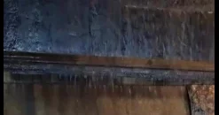 Проливные дожди в Баку превратили мост 20 января в водопад