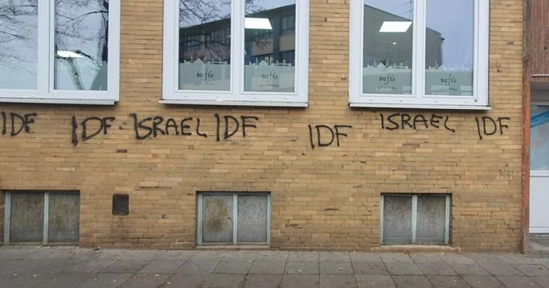 Almaniyada iki türk məscidinin divarlarına bu sözlər yazıldı