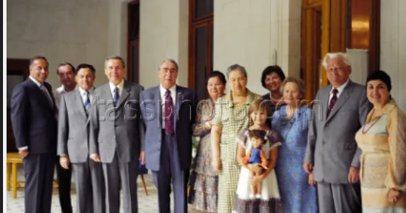 Heydər Əliyev və həyat yoldaşı SSRİ rəhbəri Brejnevin ailə məclisində