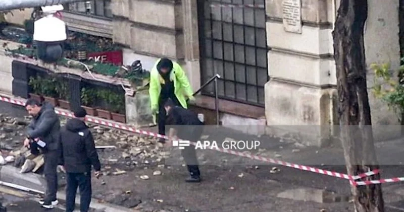 Bakıda eyvan uçub yoldan keçən qadının üzərinə düşdü Fotolar