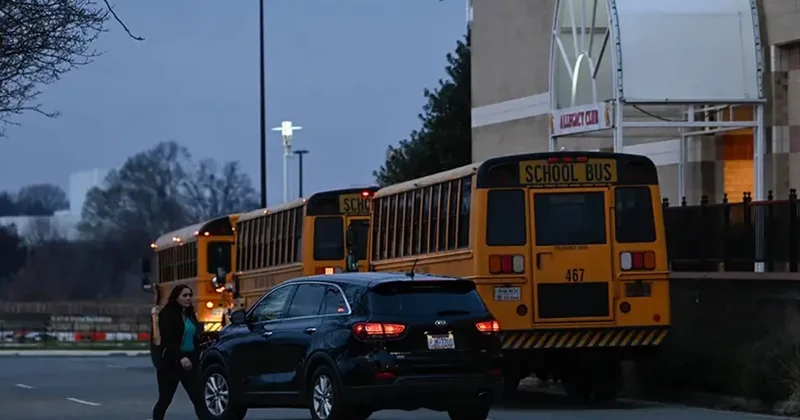 ABŞ da orta məktəbdə bıçaqlı hücum: Ölən və yaralananlar var
