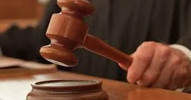 Atasını döyən oğul məhkəmə zalında həbs edildi