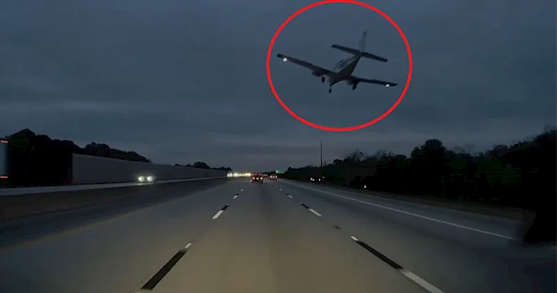 ABŞ də təyyarə yolda gedən avtomobilin üstünə düşdü Video