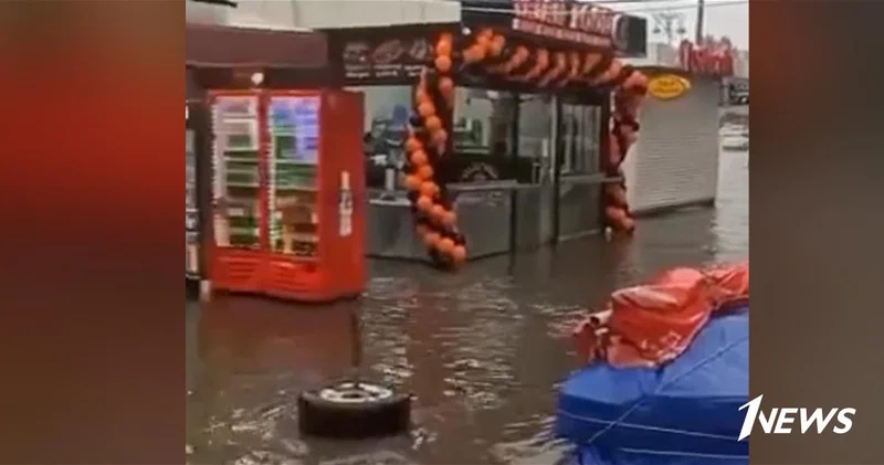 Территорию рядом со станцией Иншаатчылар затопило после дождя ВИДЕО